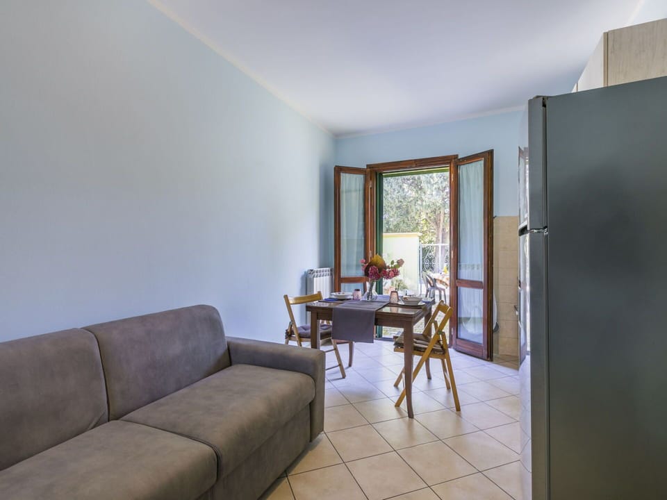 Furniture, Building, Property, Couch, Houseplant, Plant, Flowerpot, Wood, Interior Design, Table