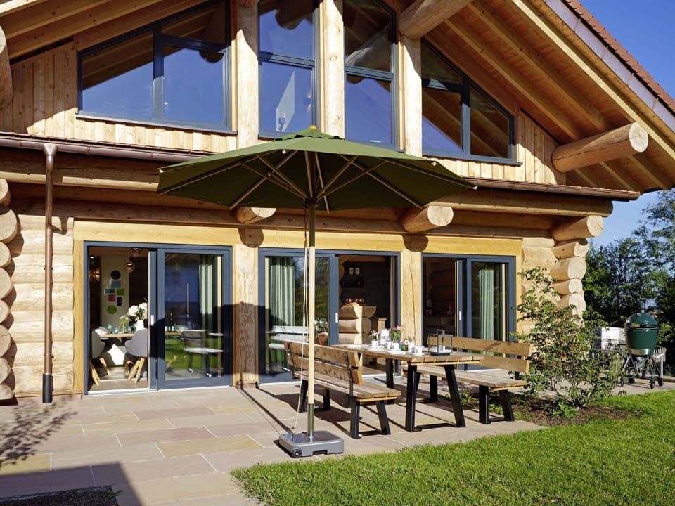 Plant, Window, Shade, Wood, Sky, Interior Design, Porch, Cottage, Residential Area, Siding
