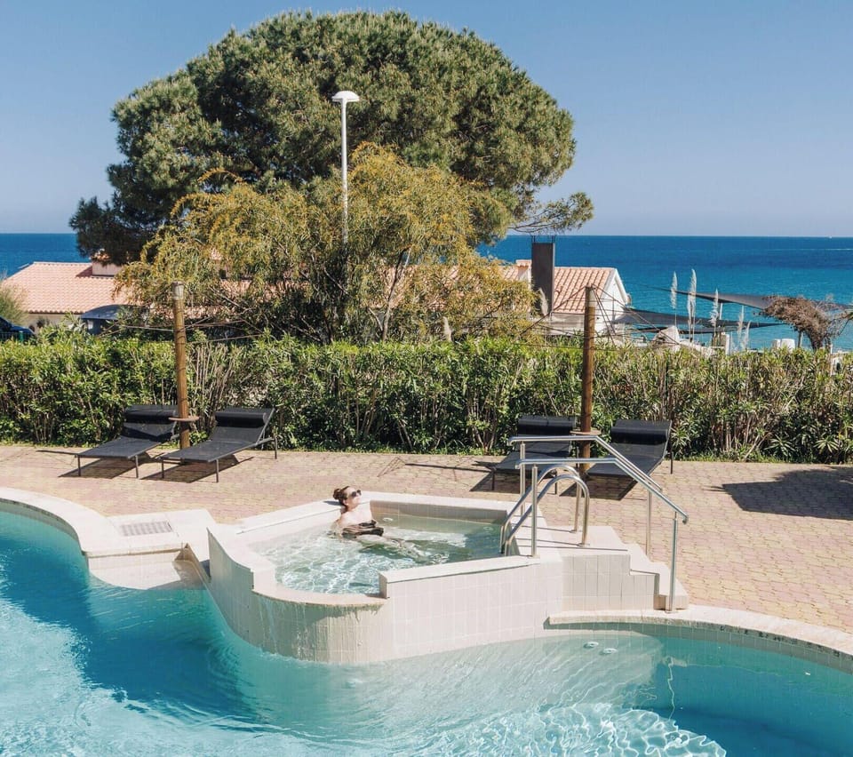 Water, Swimming Pool, Resort, Outdoor Furniture, Umbrella, Eco Hotel, Shade, Leisure, Vacation, Seaside Resort