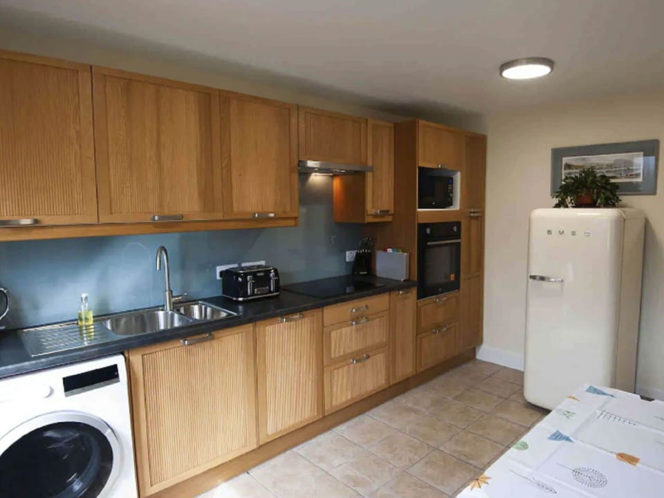 Brown, Cabinetry, Property, Countertop, Building, Sink, Kitchen Sink, Home Appliance, Kitchen Appliance, Tap