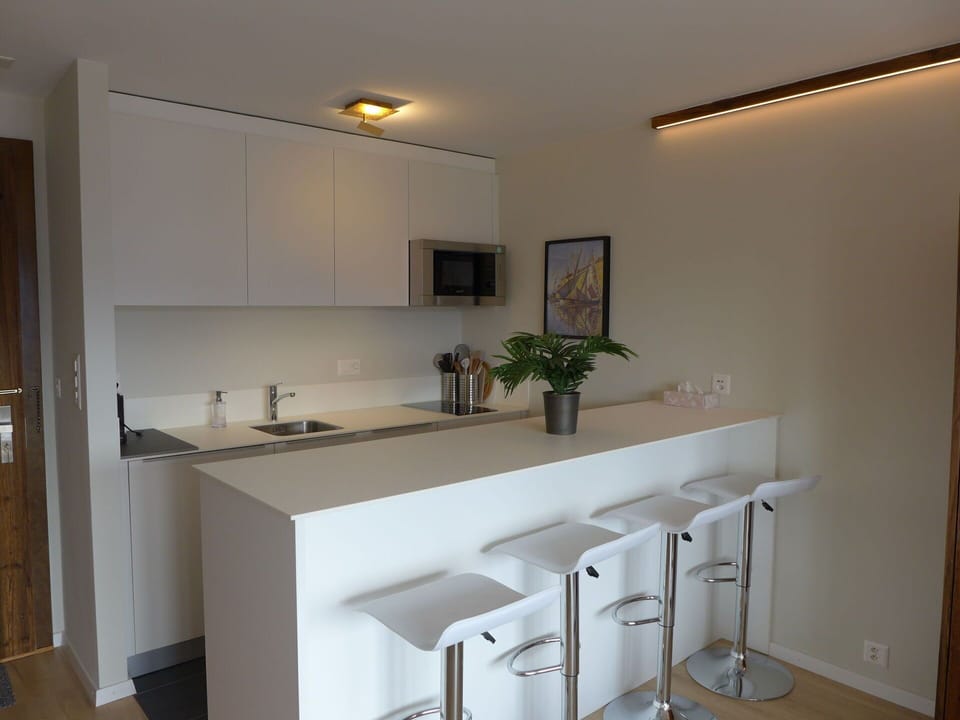 Cabinetry, Property, Furniture, Countertop, Flowerpot, Building, Plant, Wood, Interior Design, Houseplant
