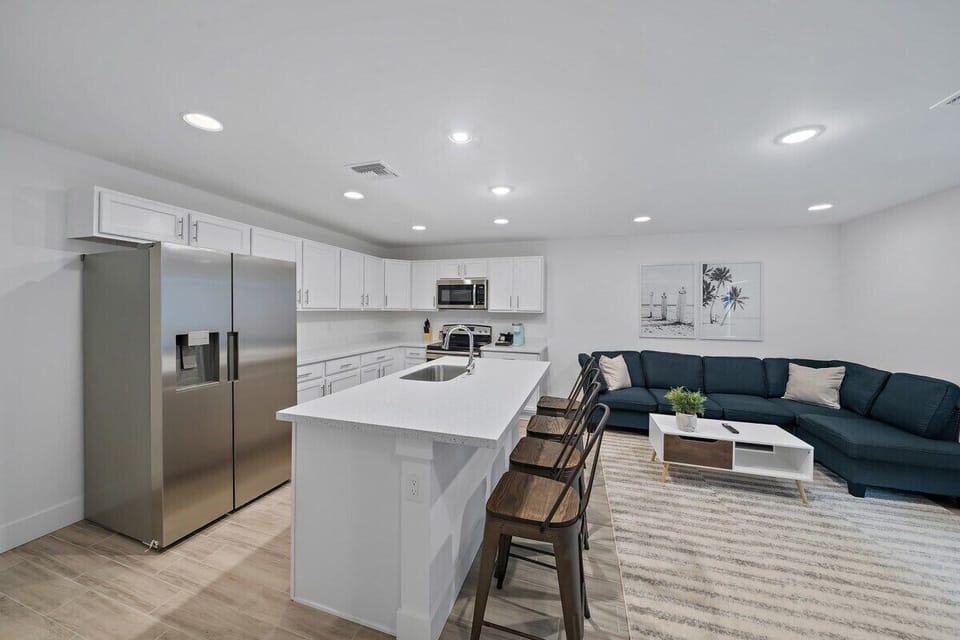Fully stocked kitchen w/ coffee and essentials