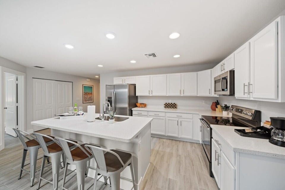 Fully equipped kitchen with coffee bar