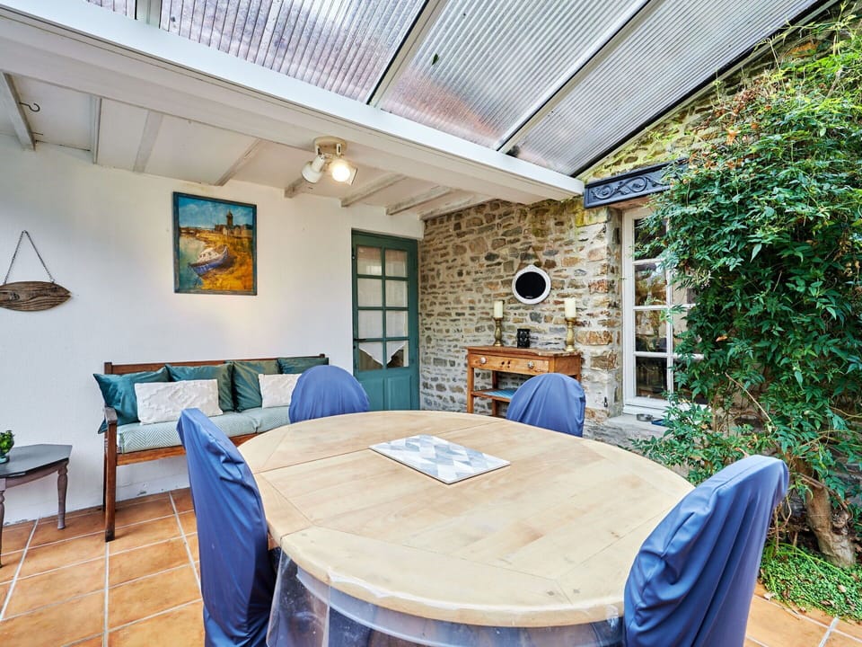 Daytime, Building, Sky, Azure, Window, Architecture, Table, Condominium, Wood, Shelving