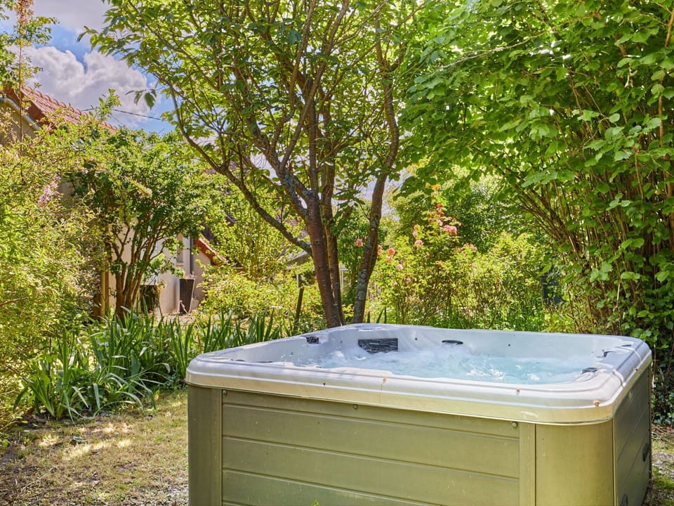 Plant, Property, Plant Community, Tree, Wood, Rectangle, Grass, Motor Vehicle, Automotive Exterior, Woody Plant