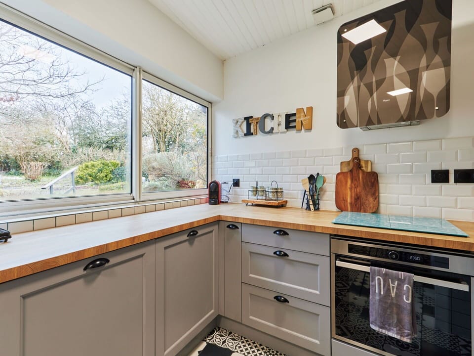 Daytime, Building, Sky, Azure, Window, Architecture, Table, Condominium, Wood, Shelving