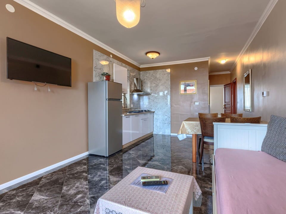 Furniture, Table, Building, Wood, Lighting, Television, Architecture, Flooring, Comfort, Interior Design