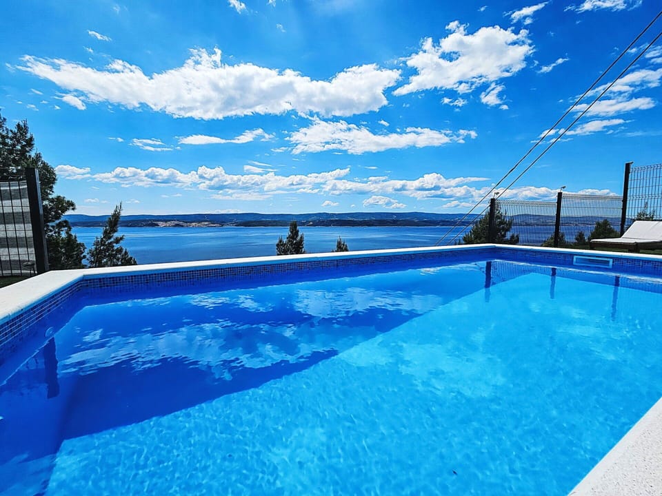 Cloud, Water, Sky, Blue, Swimming Pool, Azure, Natural Landscape, Leisure, Aqua, Resort Town
