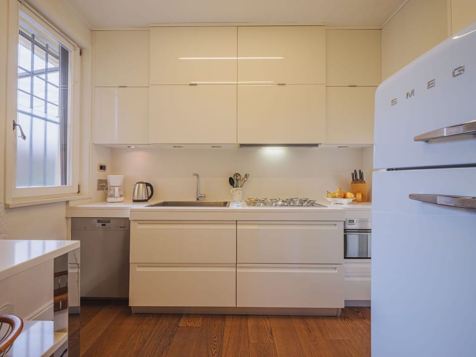 Daytime, Building, Sky, Azure, Window, Architecture, Table, Condominium, Wood, Shelving