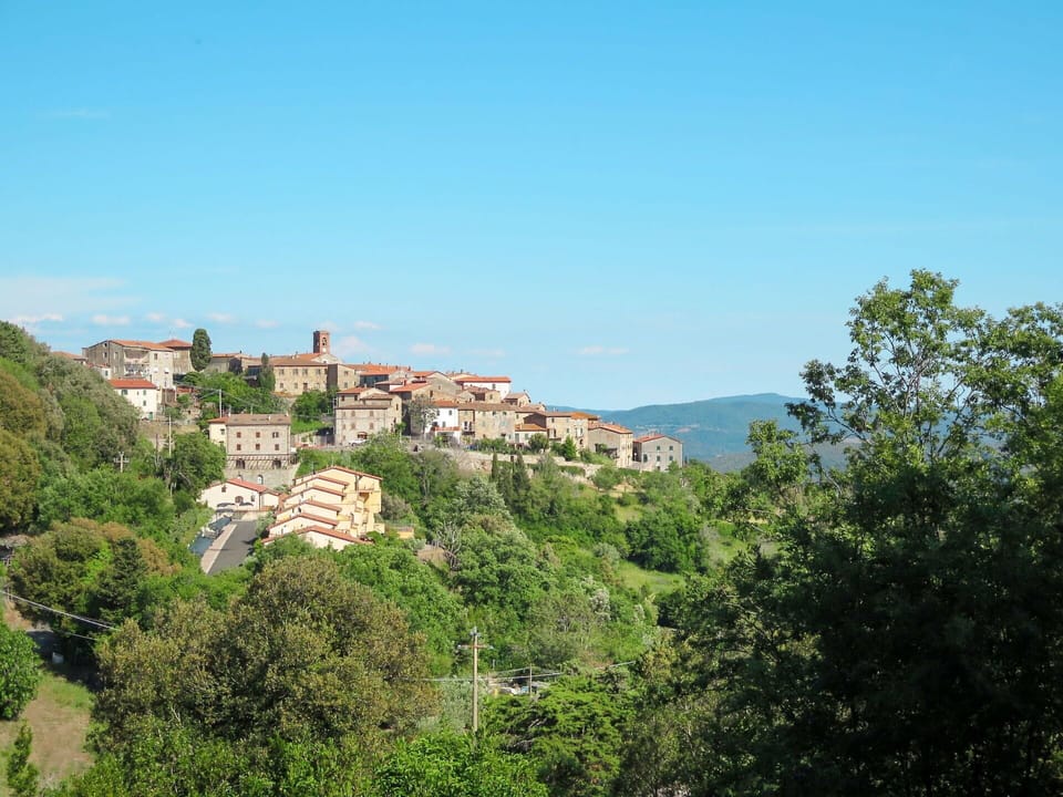 Daytime, Building, Sky, Azure, Window, Architecture, Table, Condominium, Wood, Shelving