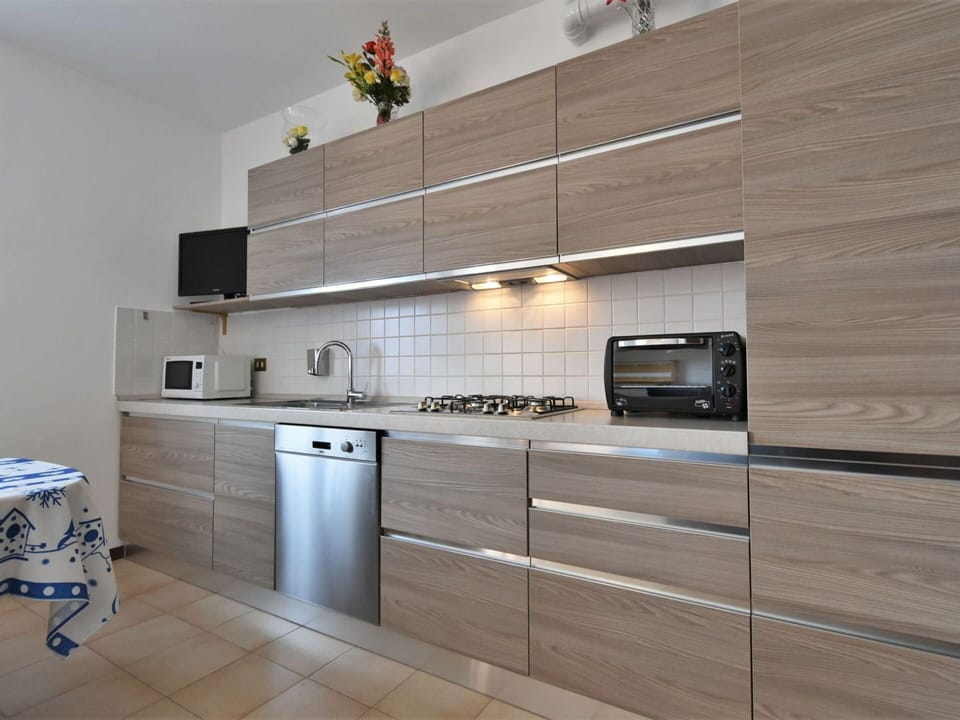 Plant, Sky, Building, Window, Tree, Urban Design, Body Of Water, Condominium, Arecales, Cloud