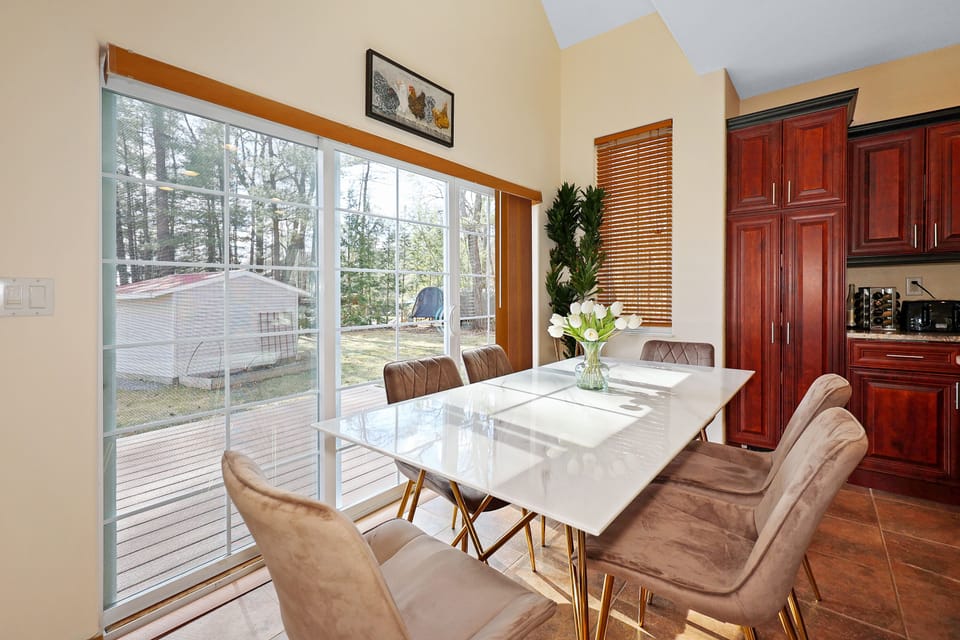 Dining for 6 with view of the lake
