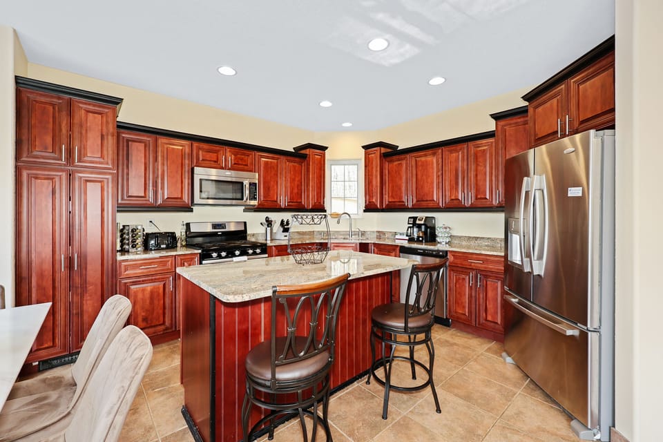 Full kitchen amenitites