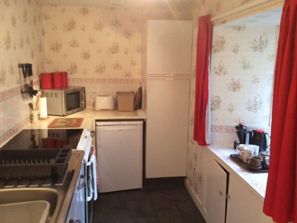 Cabinetry, Kitchen Appliance, Kitchen, Curtain, Interior Design, Home Appliance, Floor, Wood, Flooring