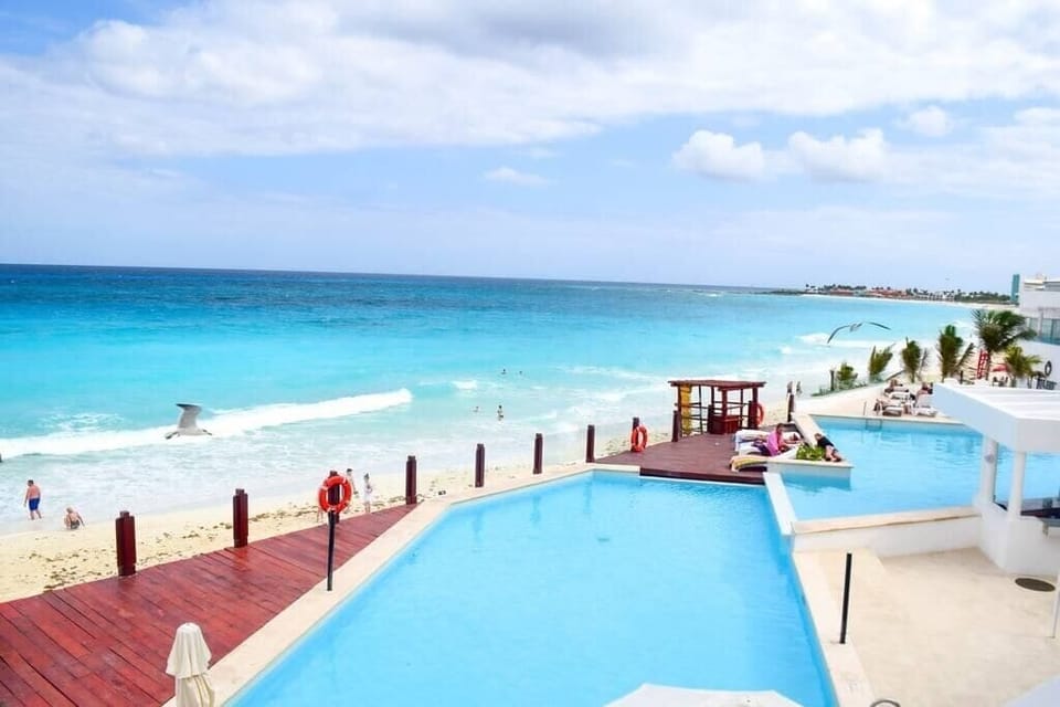 Pool with ocean view / Piscina con vista al mar