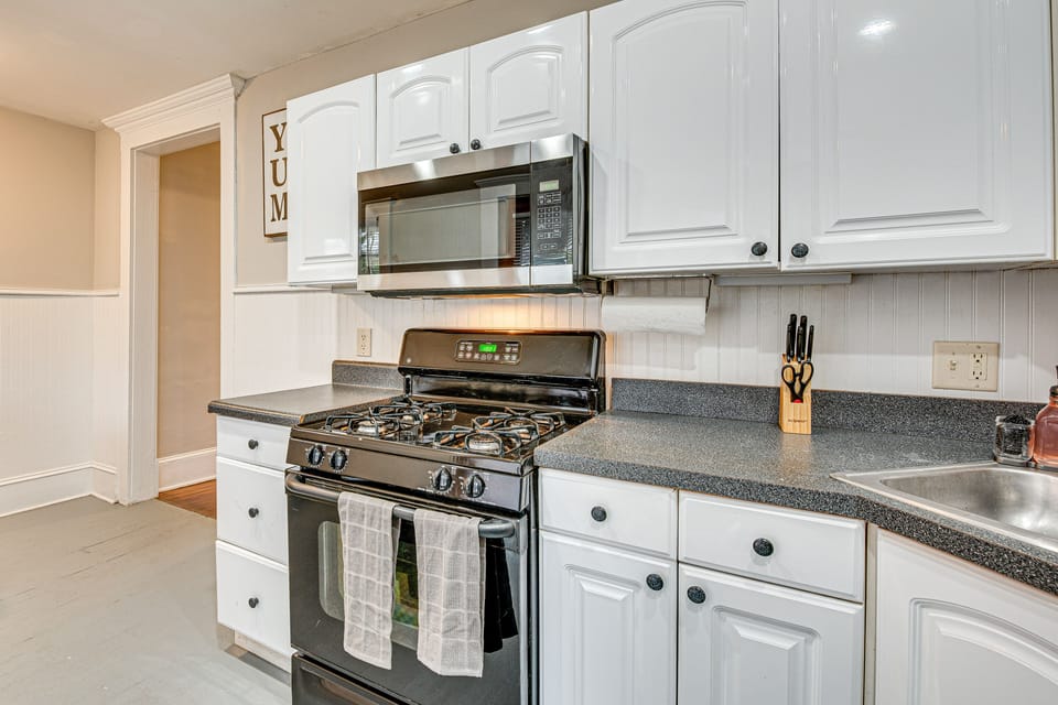 Kitchen | Dual Coffee Maker (Drip & Pod) | Blender | Microwave | Toaster