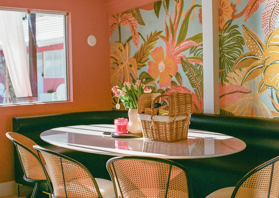 Vibrant mornings and stylish meals. 💖 Your perfect Palm Springs dining spot!