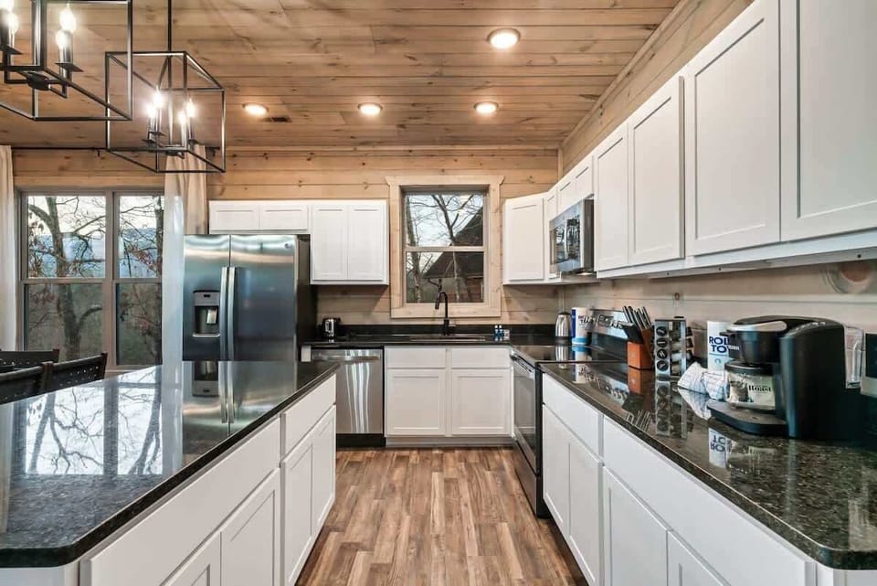 Modern charm meets mountain views in a fully equipped culinary haven!