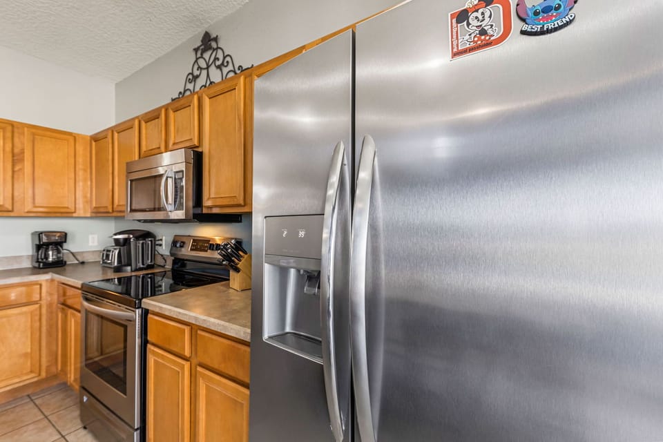 Cook with ease in our modern kitchen, featuring stainless steel appliances, coffee maker ☕, and all essentials for family meals.