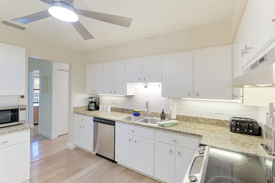 Complete Kitchen with breakfast nook