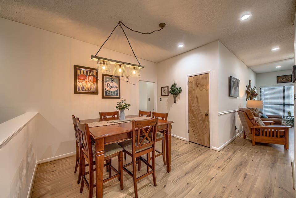 Dining Room with seating for 6!