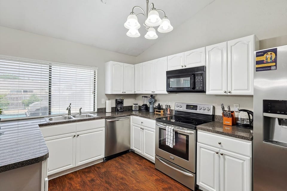 This fully equipped kitchen will serenade any chef’s heart with its quartz countertops, stainless steel appliances, and plenty of natural sunlight!