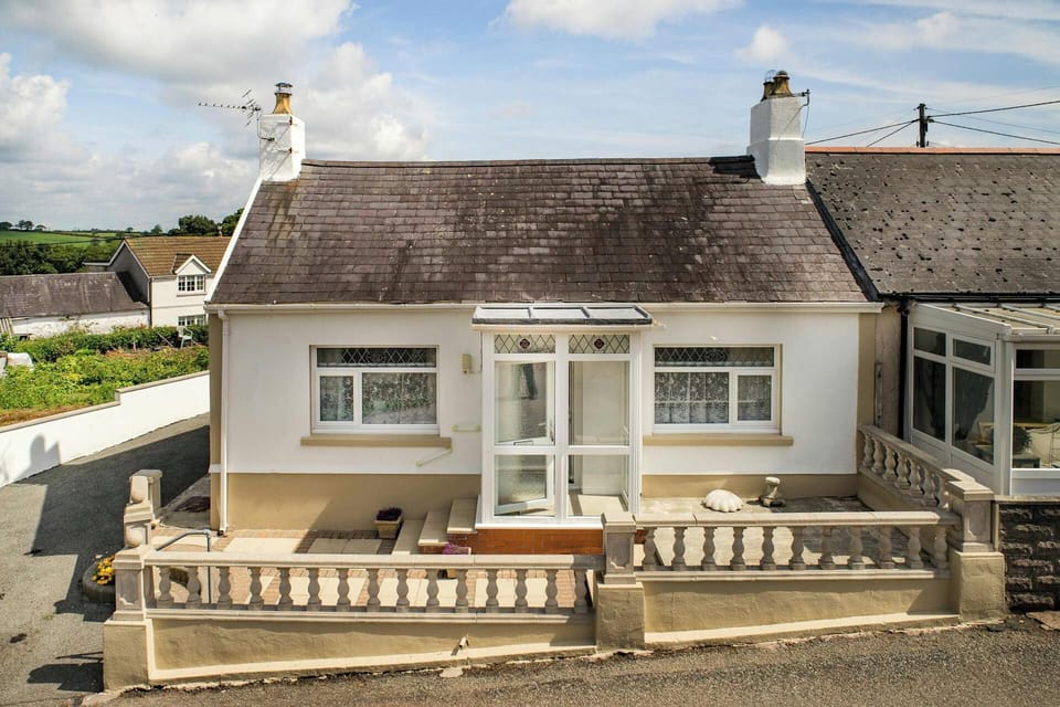 Front of 2 Rock Cottage with patio area, driveway and porch