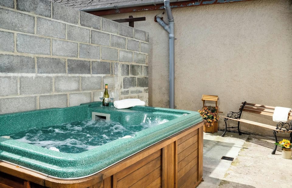 Hot tub and bench outside 2 Rock Cottage