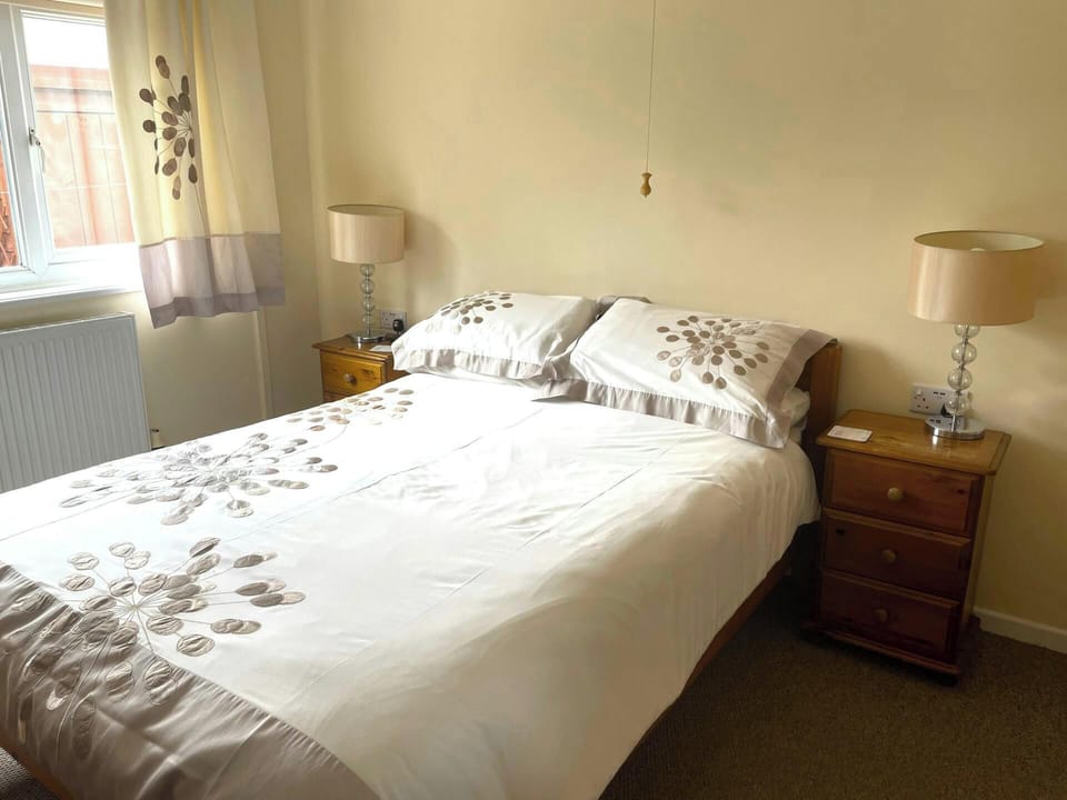 Double Bedroom, bedside table and table lamps