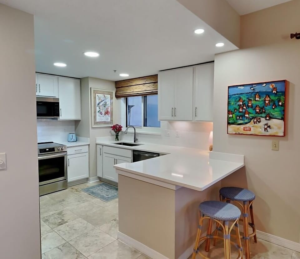 Kitchen with Breakfast Bar