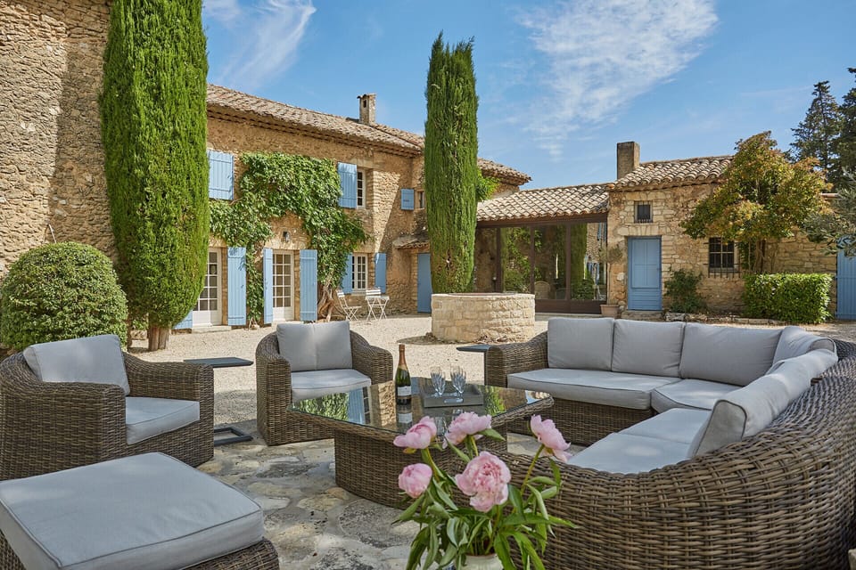 Magnificent villa to rent in the heart of Provence with heated swimming pool