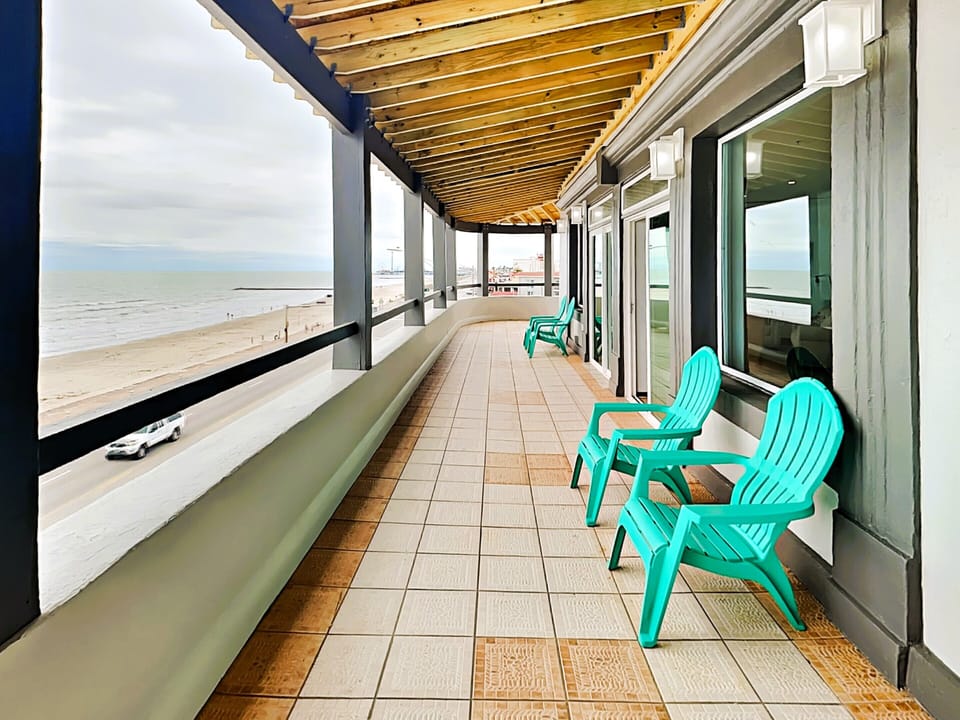 Private Balcony - patio Furniture, Beach Views