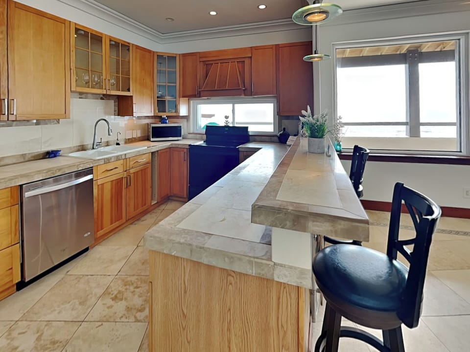 Full Kitchen - Countertop Seating For 2