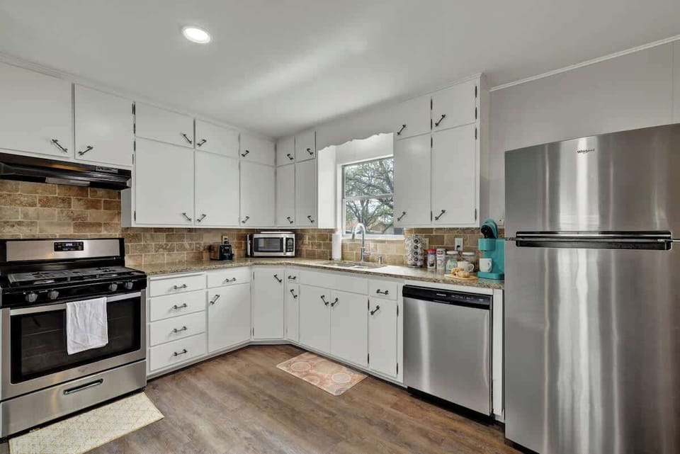 Full kitchen awaits.