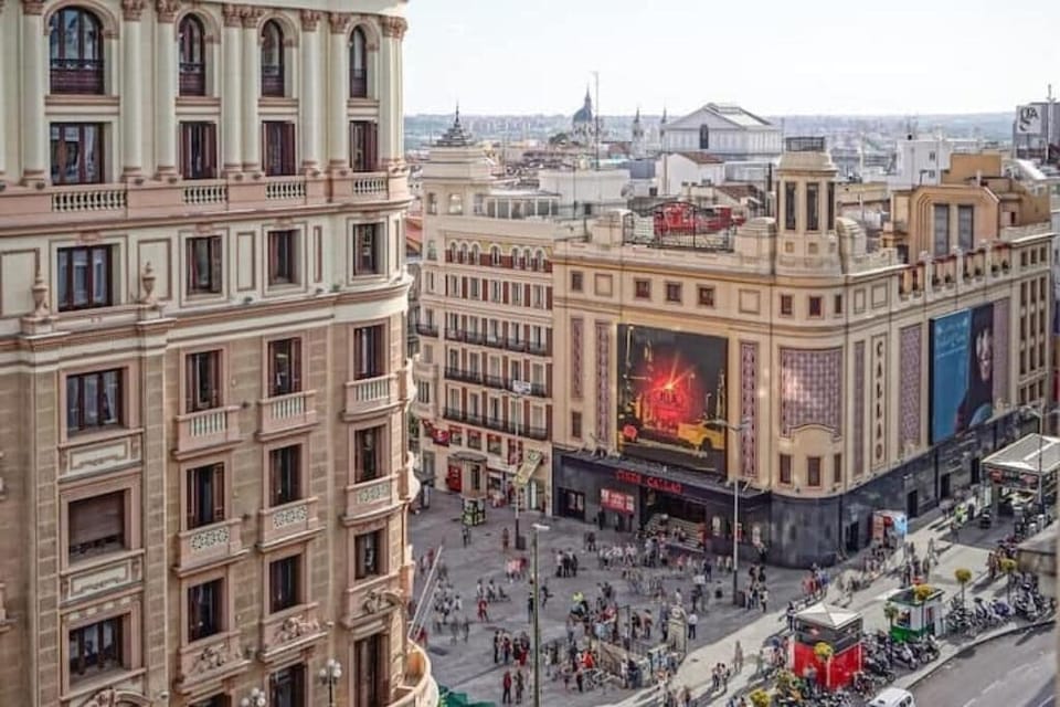 Plaza de Callao1 min walking from the apartment 
