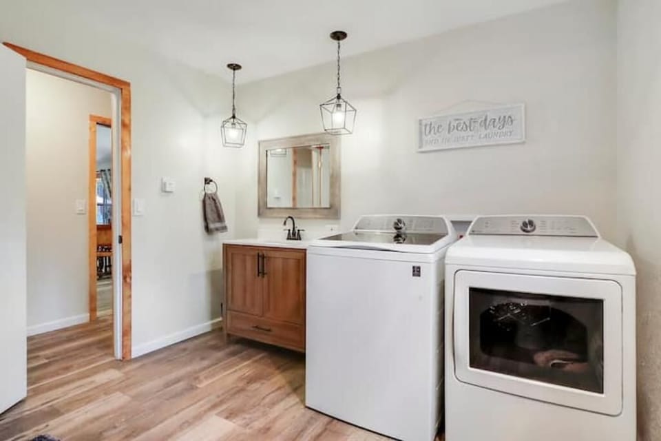 Middle bath with washer and dryer