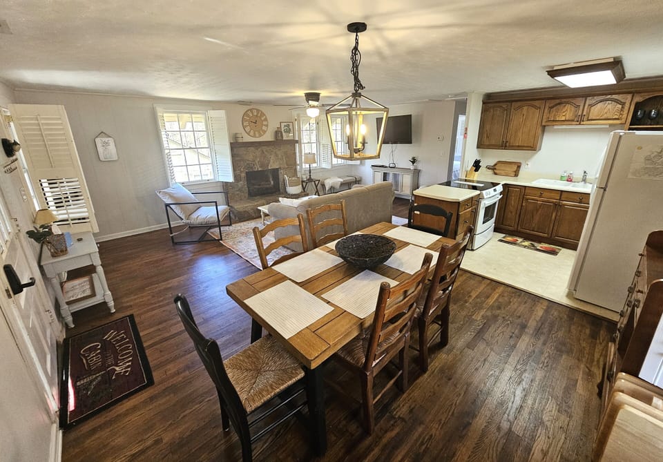 Enjoy evening meals comfortably for 6.