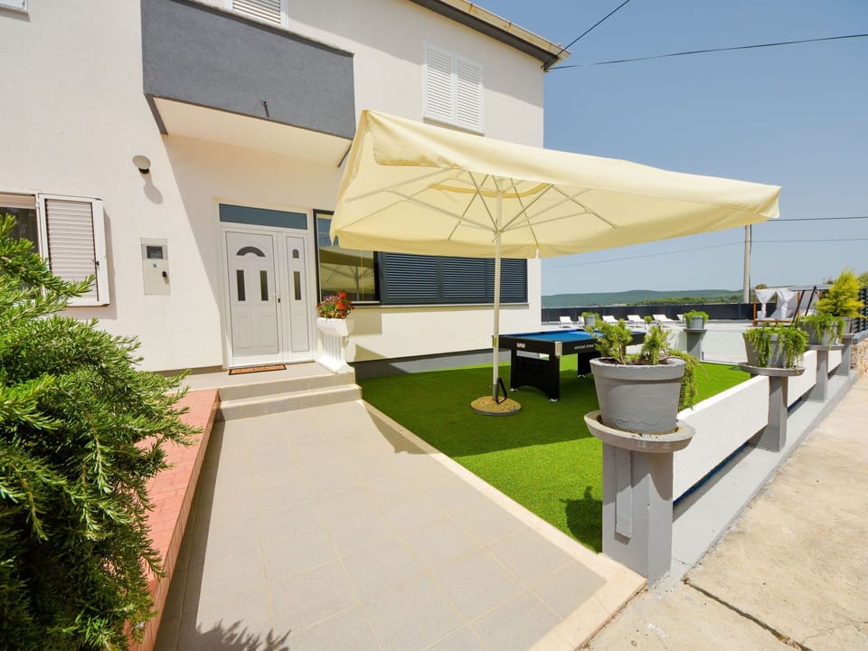 Daytime, Property, Plant, Building, Sky, Shade, Urban Design, Outdoor Furniture, Residential Area, Public Space