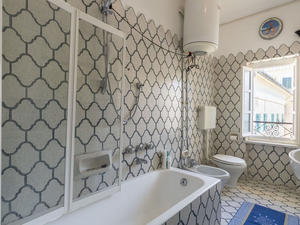 Bathtub, Property, Plumbing Fixture, Bathroom, Window, Interior Design, Building, House, Shower Head, Floor