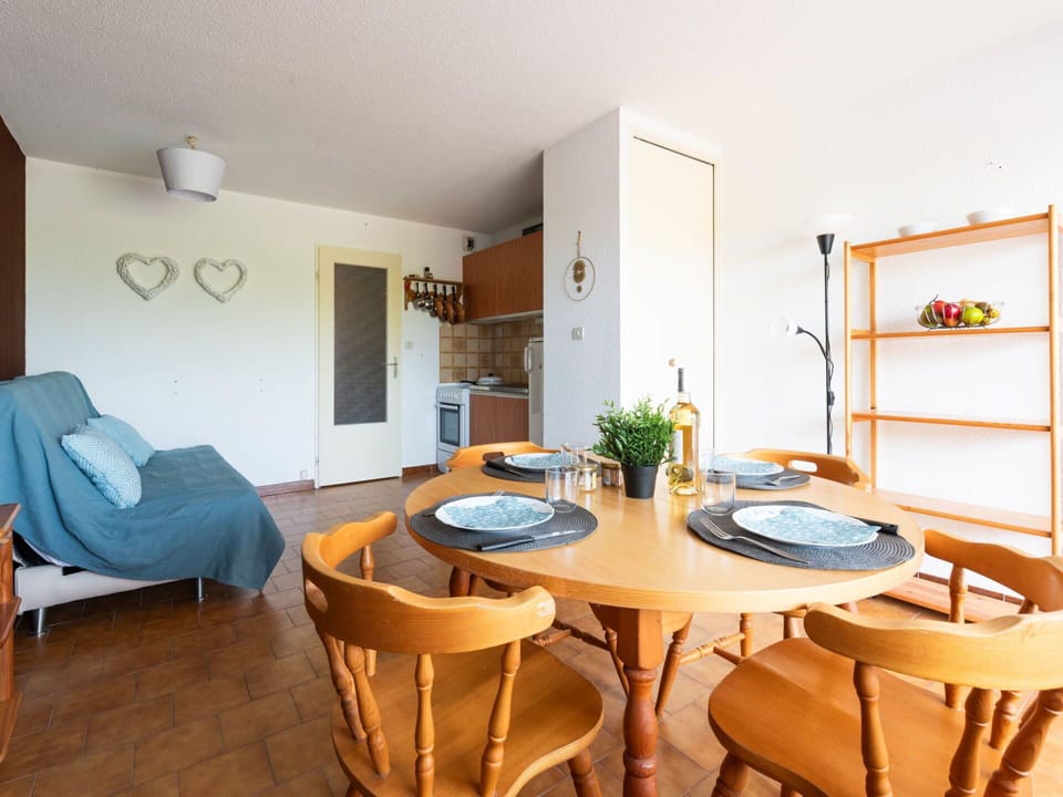 Table, Furniture, Property, Picture Frame, Wood, Chair, Plant, Building, Comfort, Interior Design