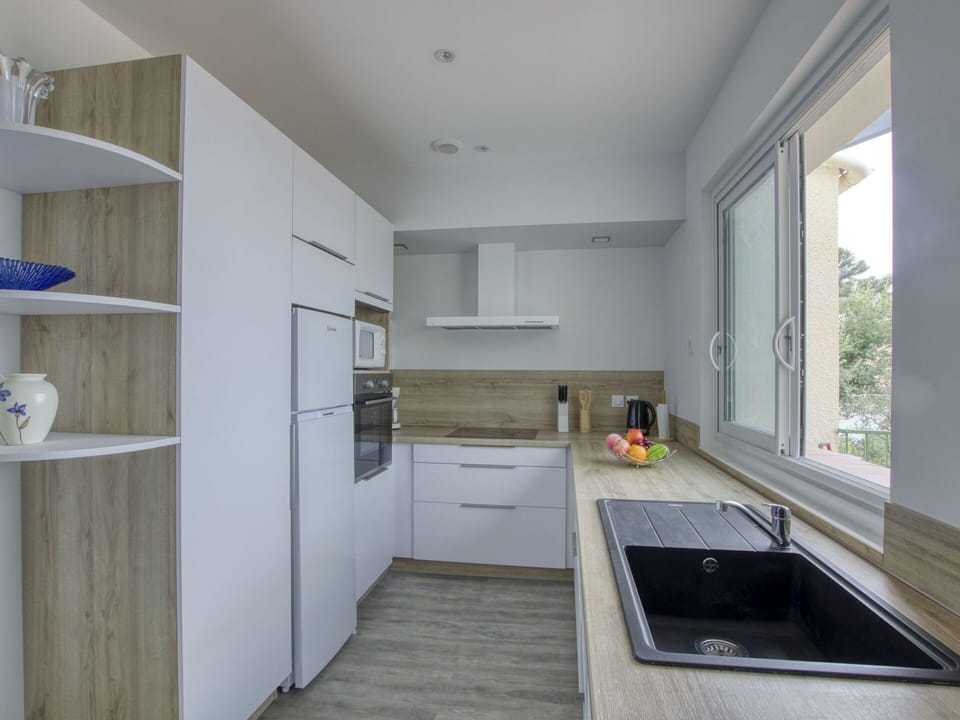 Kitchen Sink, Window, Building, Sink, Tap, Plumbing Fixture, Flooring, Floor, Cabinetry