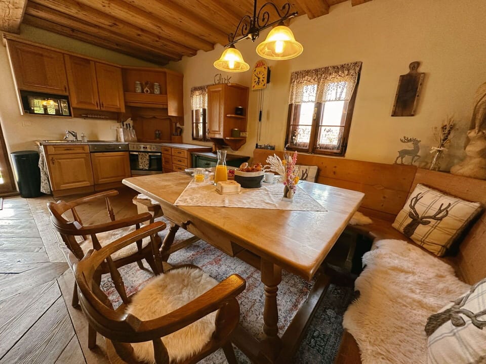 Table, Furniture, Chair, Wood, Interior Design, Lighting, Floor, Building, Couch, Picture Frame
