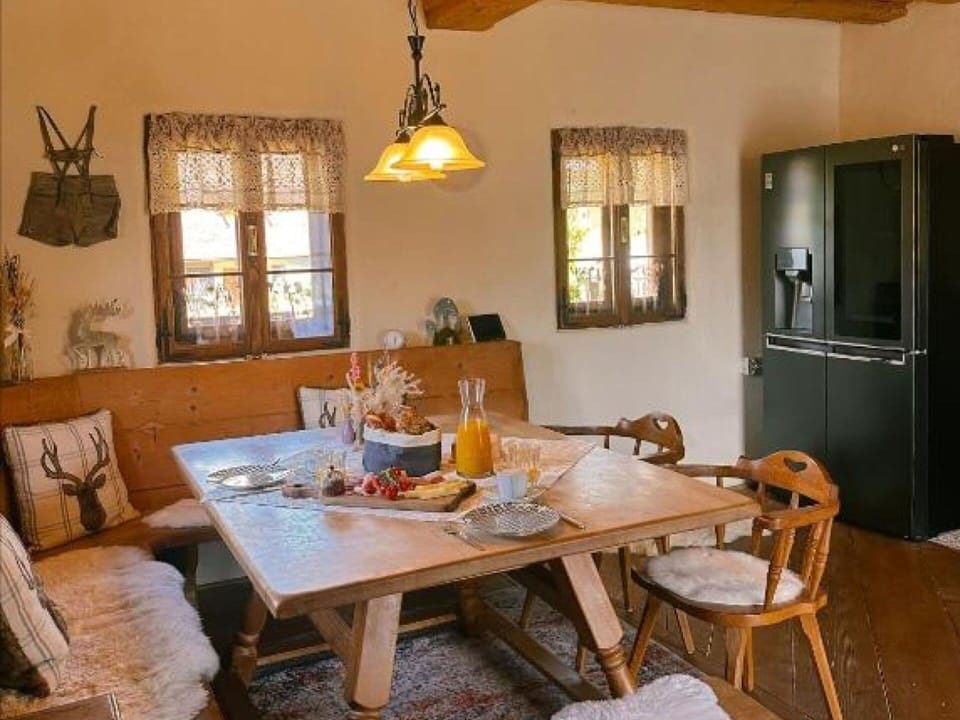 Table, Furniture, Property, Window, Couch, Building, Wood, Lighting, Interior Design, Picture Frame
