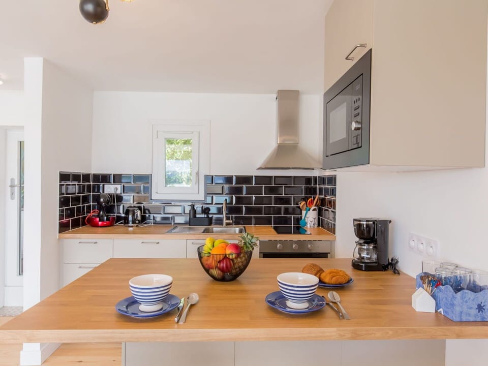 Plant, Property, Building, Sky, Rectangle, Shade, Window, Land Lot, Grass, Urban Design