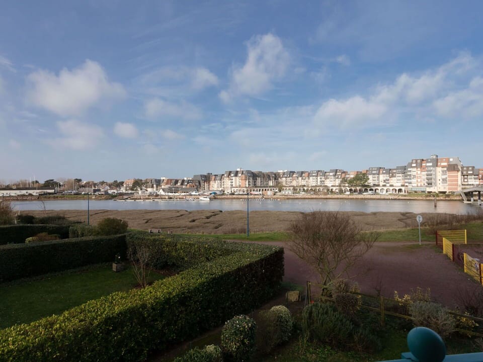 Cloud, Sky, Water, Water Resources, Plant, Building, Urban Design, Bank, Grass, Horizon