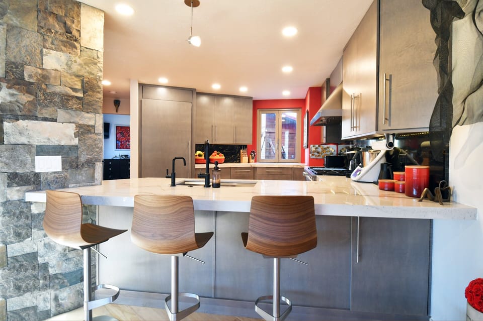 Kitchen with Breakfast Bar, Three Chairs and a Sink