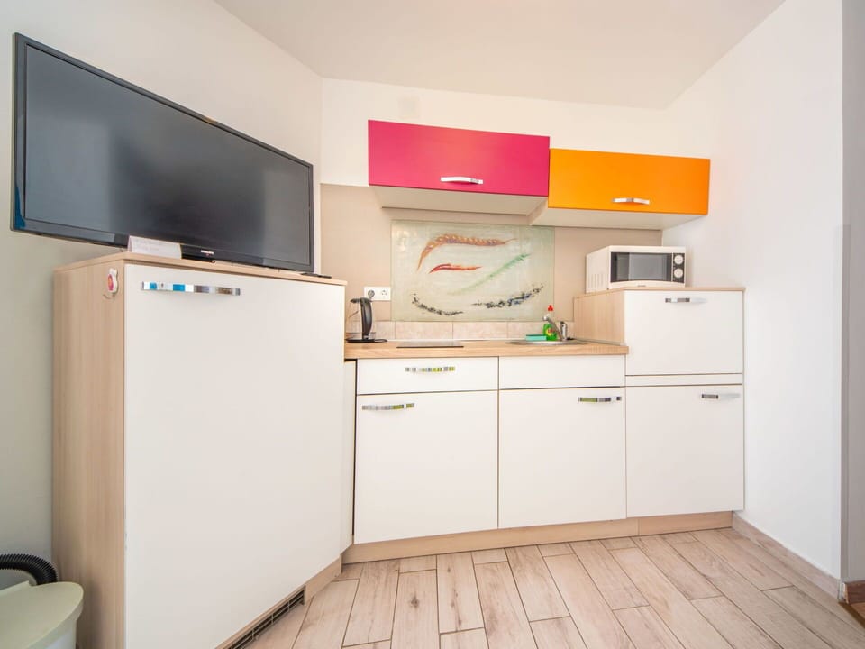 Cabinetry, Property, Building, Kitchen Appliance, Interior Design, House, Home Appliance, Wood, Kitchen, Countertop