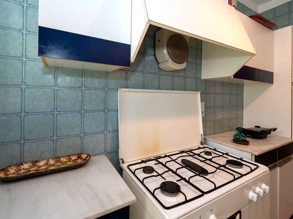 Property, Gas Stove, Countertop, Cooktop, Kitchen Stove, Cabinetry, Kitchen Appliance, Wood, Kitchen, Interior Design