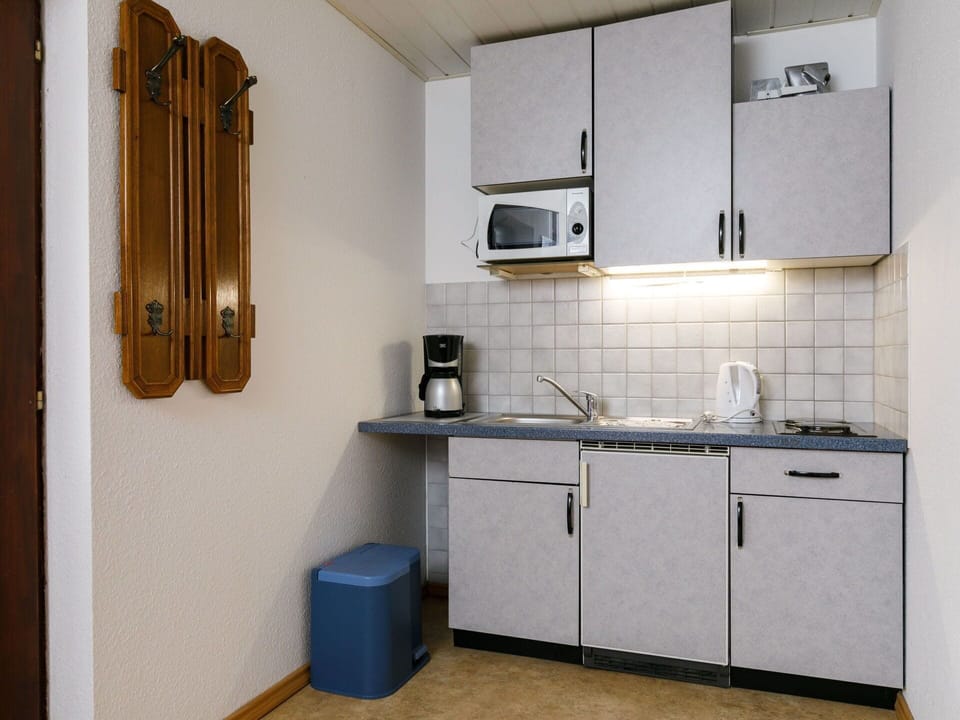 Building, Kitchen Sink, Property, Sink, Cabinetry, Tap, Countertop, Kitchen Stove, Interior Design, Lighting