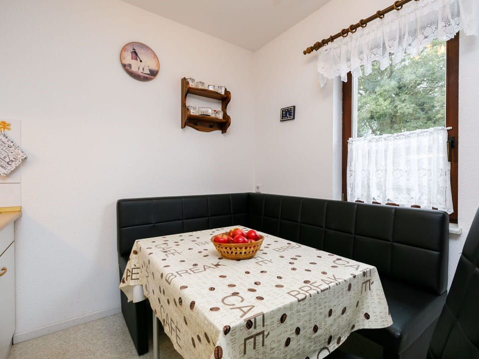 Table, Property, Furniture, Window, Building, Picture Frame, Interior Design, Decoration, Plant, Clock